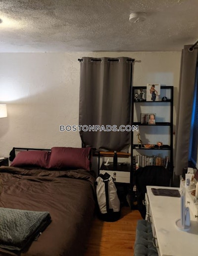 North End Nice 1 Bed 1 Bath available 9/1 on Salem St. in the North End Boston - $2,630